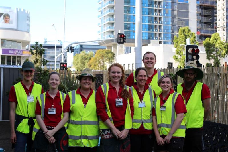 workers-in-bunnings-uniforms